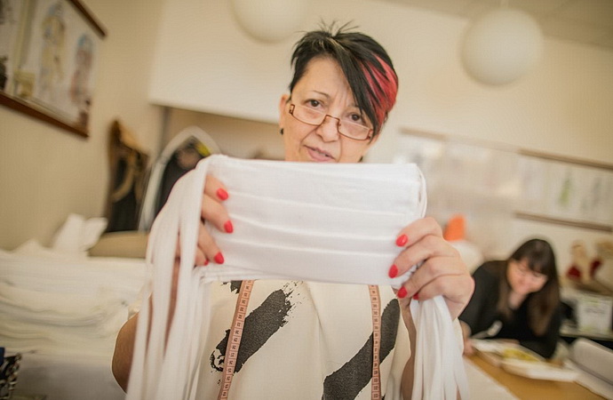 Jana Kosejková s hotovou rouškou