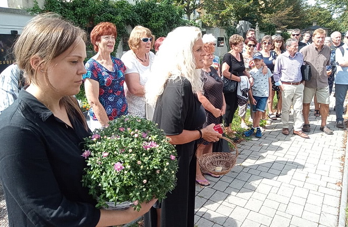 U rodinné hrobky Adiny Mandlové (Foto: Denisa Kábrtová)