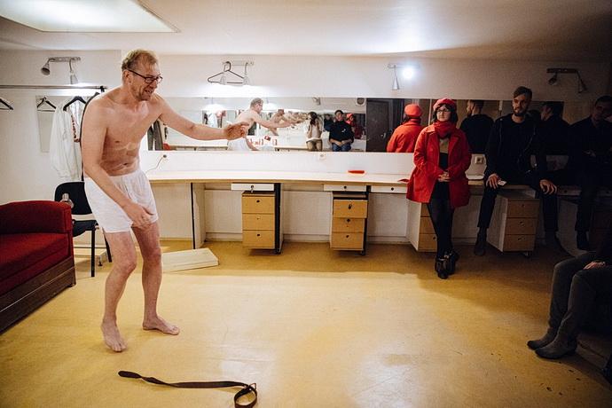 Martin Pechlát v inscenaci Zjevení pudla