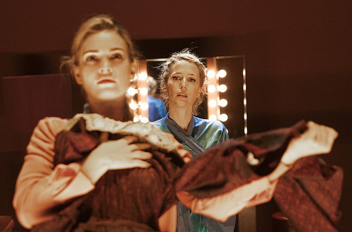 Lily James, Gillian Anderson (Foto: Jan Versweyveld)