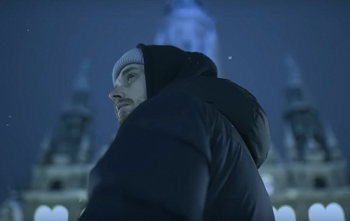 Paulie Garand v klipu Srdce z ledu