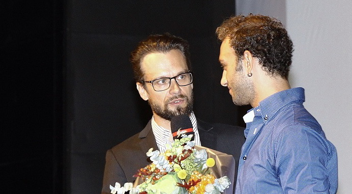 F.Barankiewicz předavá Cenu ředitele, kterou získal G.Rotolo