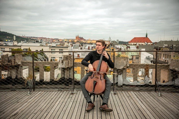 Violoncellista Tomáš Jamník na střeše Lucerny