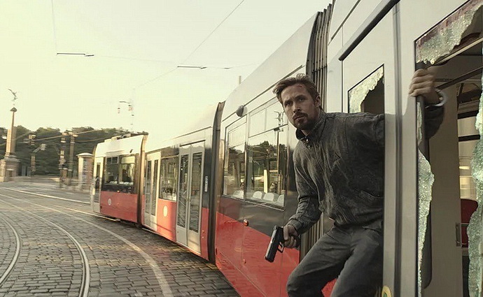 Ryan Gosling v Praze při natáčení The Gray Men